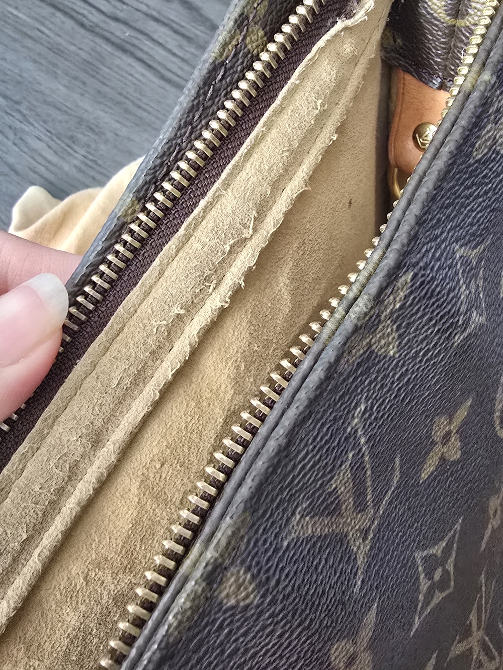 Louis Vuitton Vintage Looping GM Shoulder Bag - Picture 13 of 16